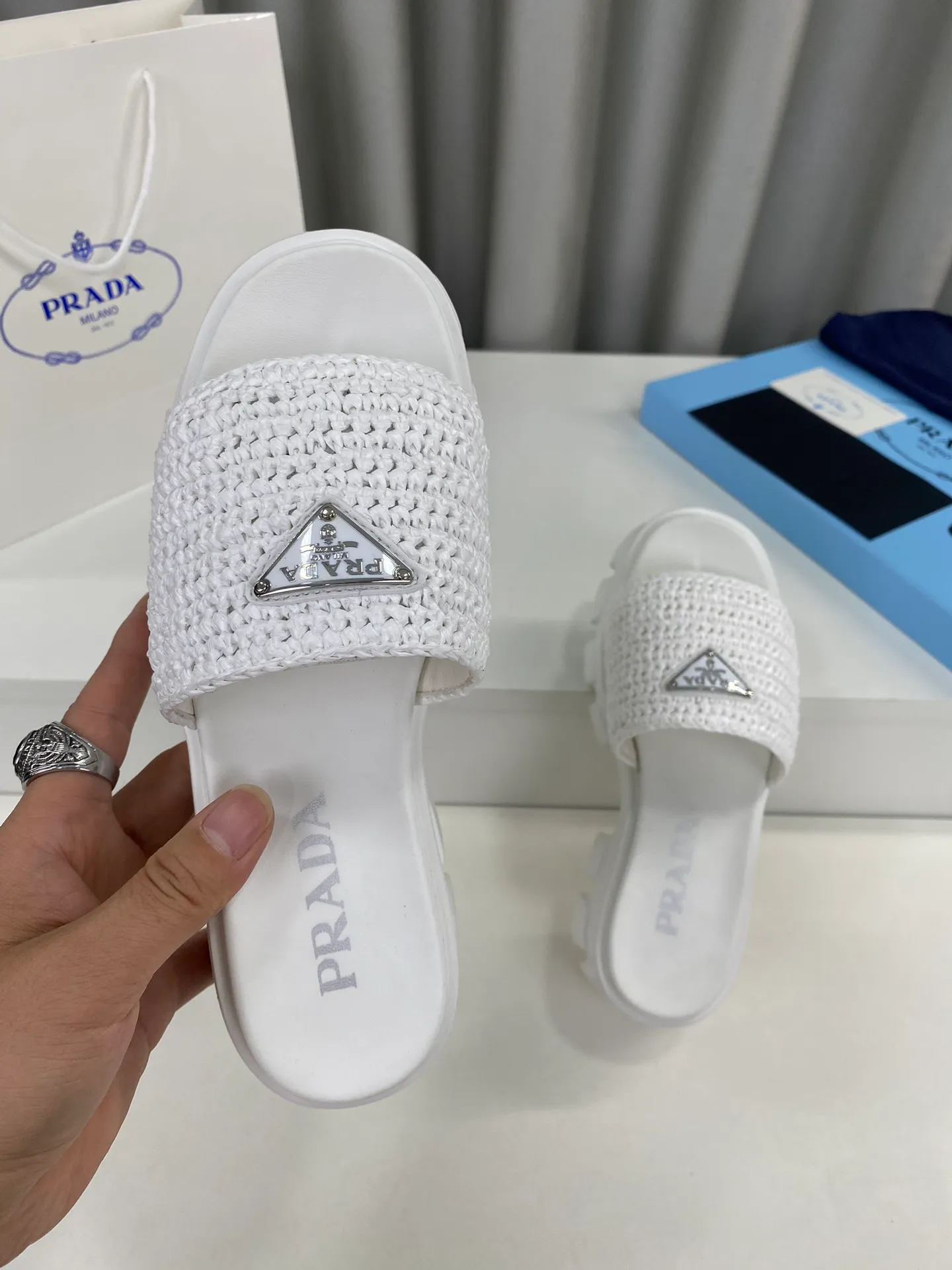 💕💕Factory direct selling price p460💕💕 Prada's latest tooth-woven thick-soled triangle buckle slippers☑️ Latest environmentally friendly PP material, fully handmade crochet, just like knitting sweaters, slow work and meticulous work, retro fashionable thick-soled shoes, with rubber uppers, making the whole pair of shoes light and comfortable. Bright colors, a variety of choices to meet the needs of fashionable people with different styles! The iconic metal triangle logo is paired with the shape of ancient beach slippers. Every design element is fashionable! Size: Women's 35-39 (34, 40, custom-made, non-returnable) Full set of counter original packaging